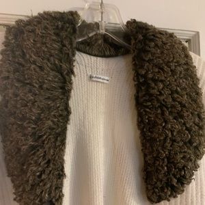 Women’s faux fur collar shawl.